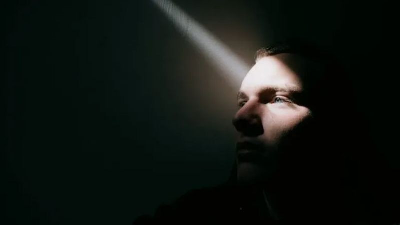 Hình ảnh cô đơn một chàng trai đứng trên cầu nhìn xuống dòng sông