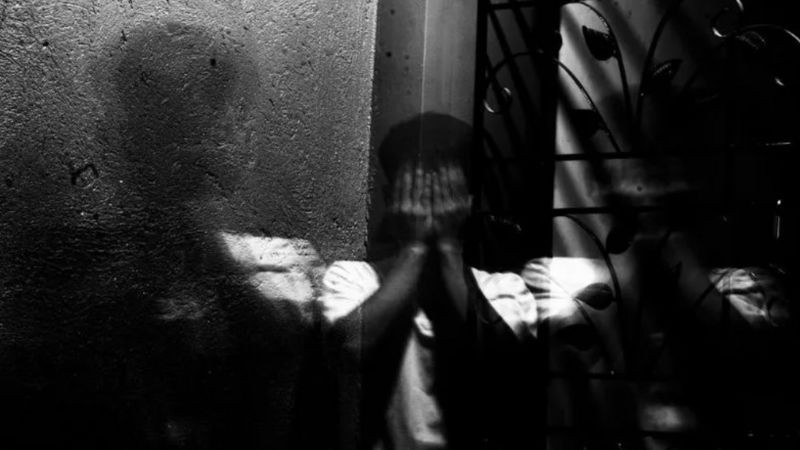 Hình ảnh cô đơn một chàng trai ngồi một mình nhìn ra cửa sổ