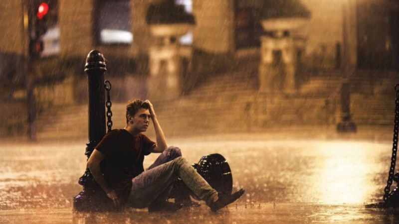 Hình ảnh cô đơn một chàng trai ngồi một mình trong quán cà phê