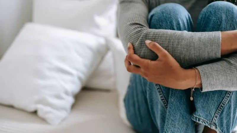 Hình ảnh cô đơn một cô gái ngồi một mình trên ghế đá