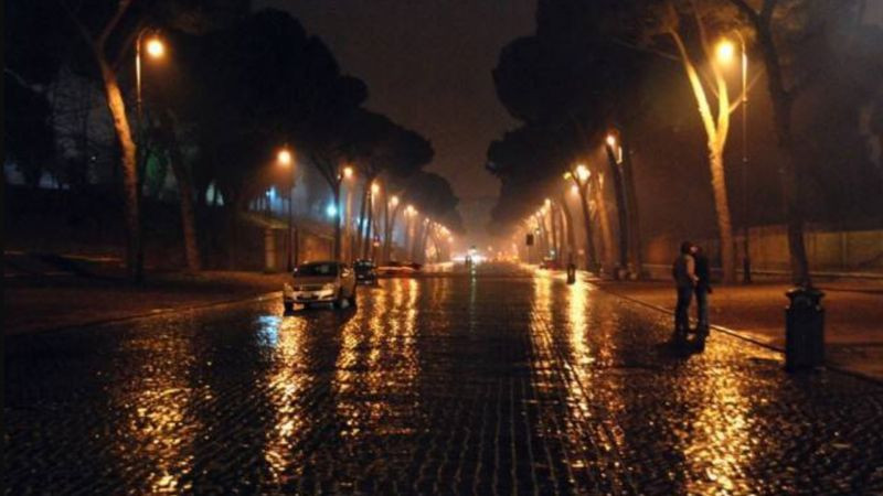 Hình ảnh cô đơn một người cầm ô đi dưới mưa buổi tối