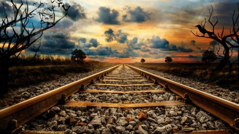 Hình ảnh cô đơn một người đi bộ trên bãi biển lúc bình minh