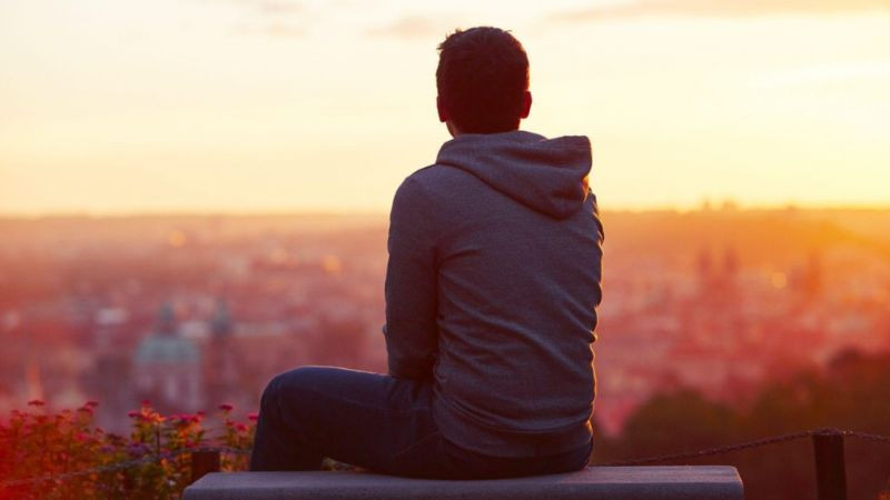 Hình ảnh cô đơn một người đứng một mình nhìn ra xa trên sân thượng