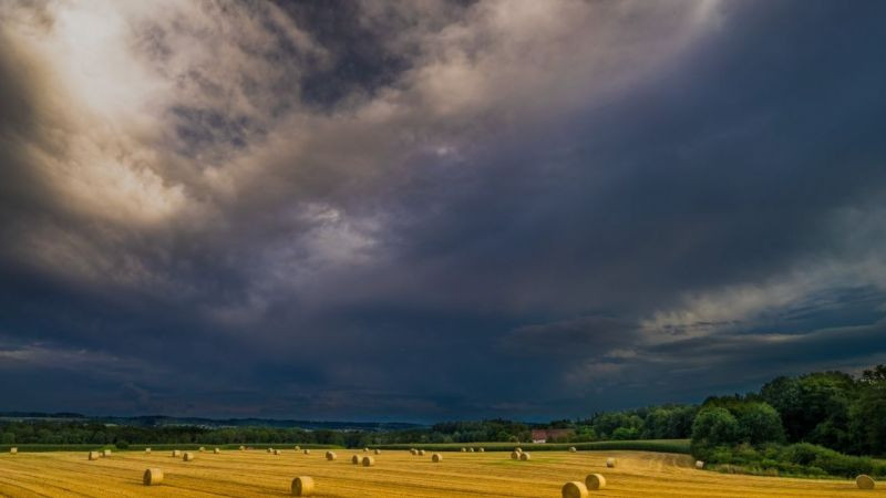 Hình ảnh cô đơn một người đứng nhìn ra biển đêm