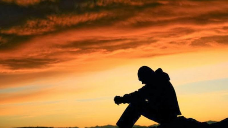 Hình ảnh cô đơn một người ngồi một mình tại bàn ăn