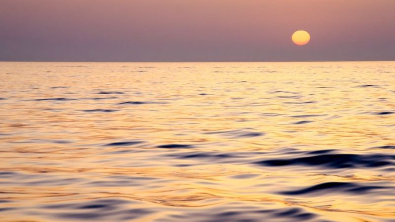 Hình ảnh cô đơn một người ngồi một mình trên bãi biển nhìn ra biển