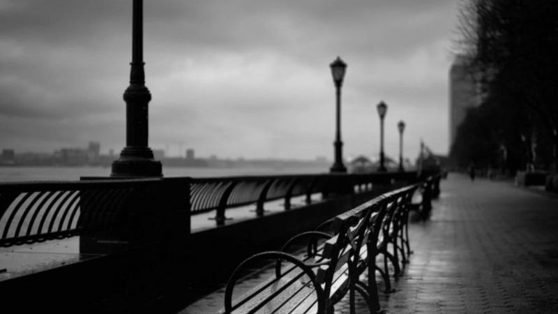 Hình ảnh cô đơn phong cảnh núi non trùng điệp trong màn sương đen trắng