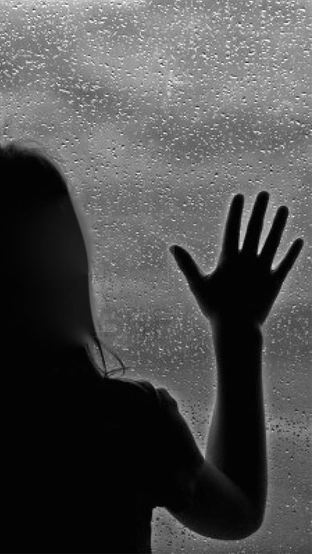 Hình ảnh cô gái buồn nhìn qua khung cửa kính, giọt nước mắt lăn dài