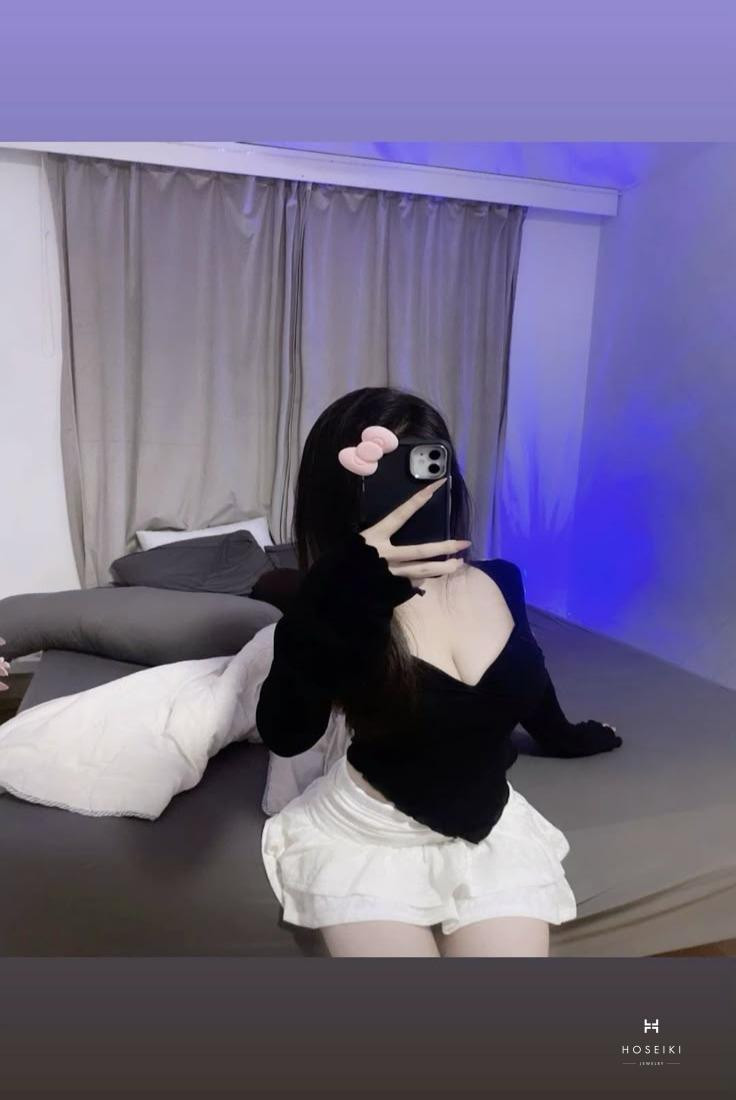 Hình ảnh cô gái che mặt thể hiện nét đẹp lạnh lùng, kiêu sa