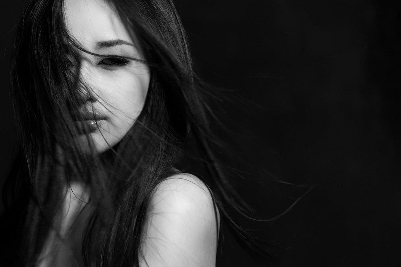 Hình ảnh cô gái dễ thương đang khóc