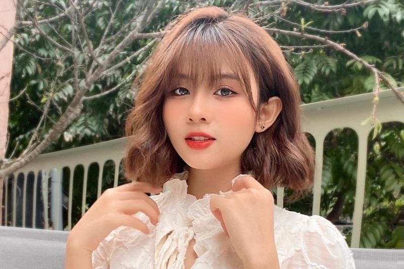 Hình ảnh cô gái dịu dàng trong nắng chiều