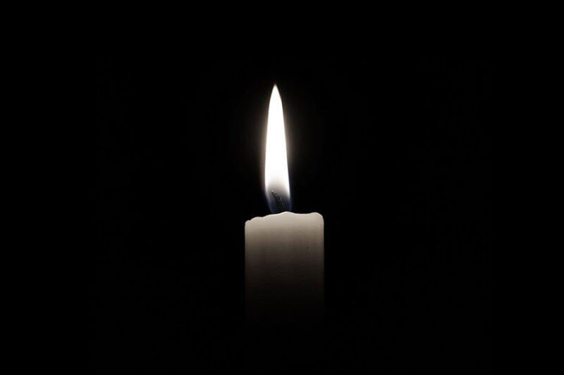 Hình ảnh cô gái đơn độc trên xích đu dưới nền trời đen