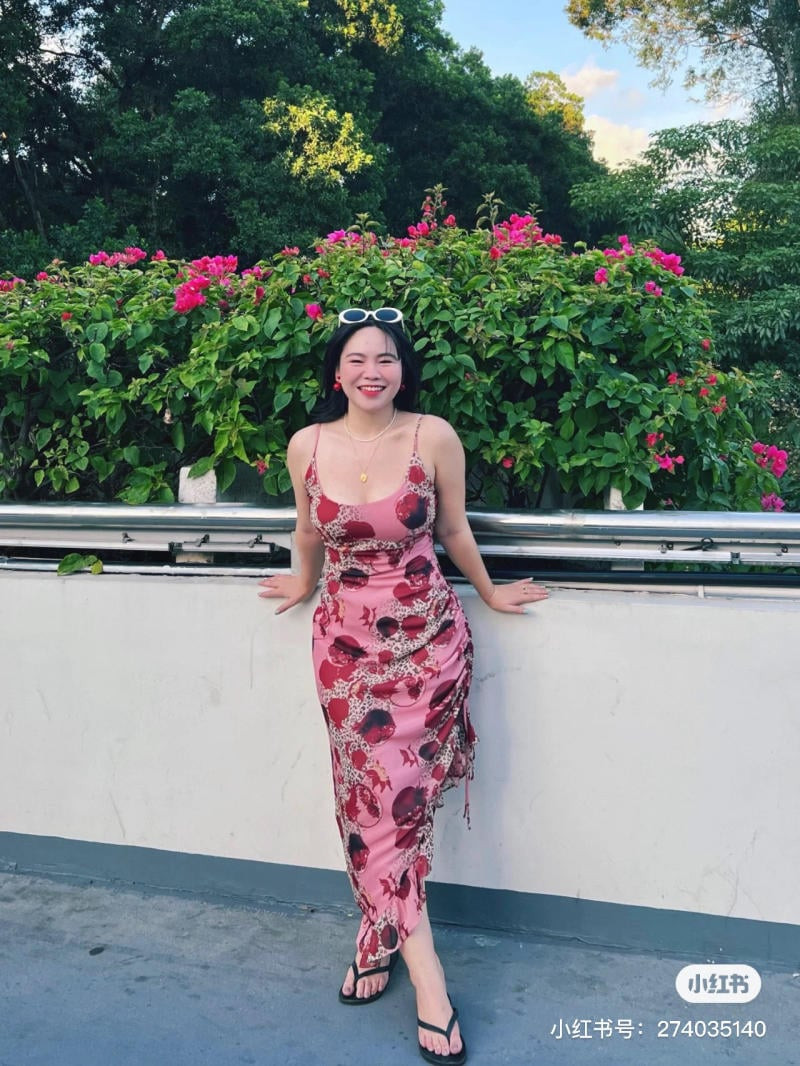 Hình ảnh cô gái mập dễ thương bên hoa