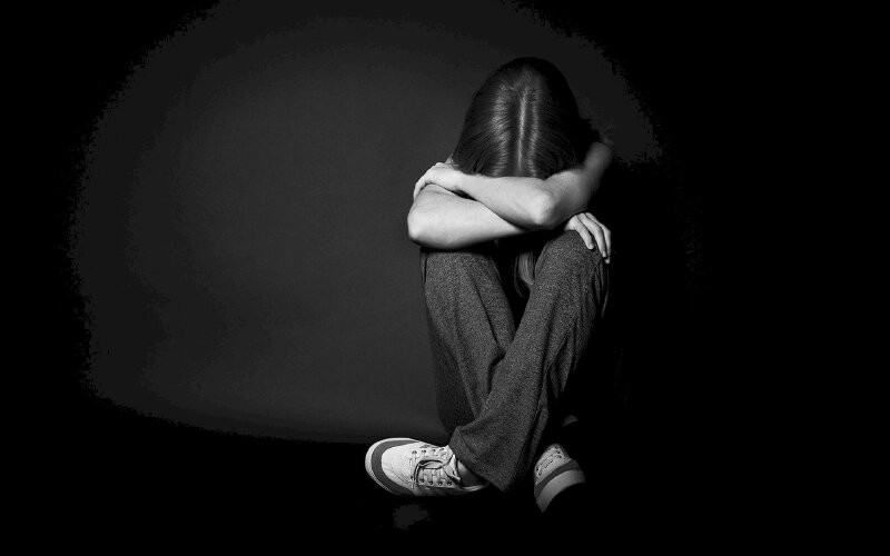 Hình ảnh cô gái nhỏ buồn vì chuyện gia đình