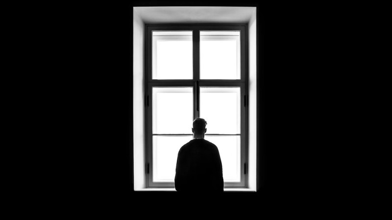 Hình ảnh cô gái trong không gian tối với ánh sáng mờ ảo