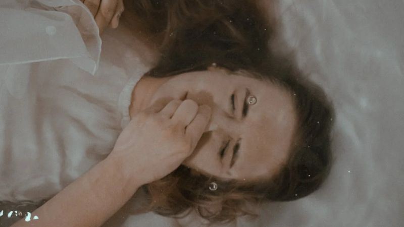 Hình ảnh cô gái với vẻ mặt đượm buồn, phản ánh nỗi đau khổ trong tâm hồn