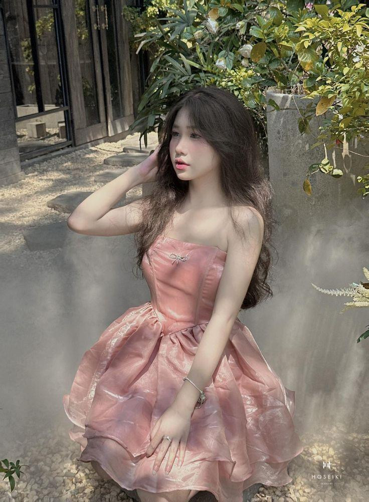 Vẻ Đẹp Cuốn Hút Của Gái Xinh Mặc Pinky Đáng Yêu Hình ảnh cô gái xinh xắn với trang phục hồng đơn giản nhưng đầy nữ tính