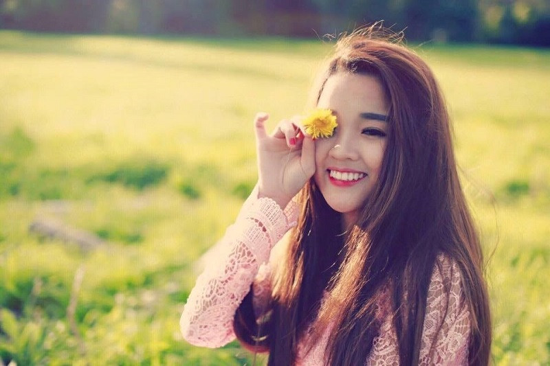 Hình ảnh cô gái yêu đời tận hưởng khoảnh khắc