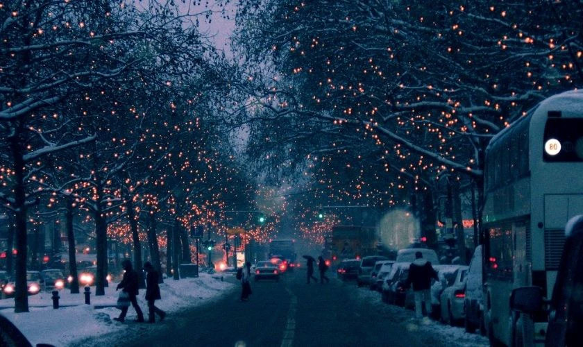 Hình ảnh con đường vắng vẻ trong đêm Noel với đèn đường mờ ảo