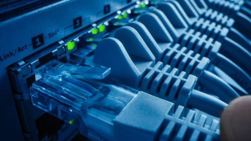 Hình ảnh cổng Ethernet (RJ45) trên thiết bị mạng, nơi cắm cáp kết nối
