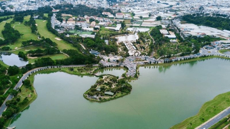 Hình ảnh Đà Lạt: Hồ Xuân Hương thơ mộng nhìn từ trên cao