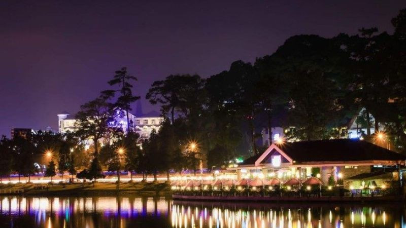 Hình ảnh Đà Lạt: Hồ Xuân Hương về đêm lung linh