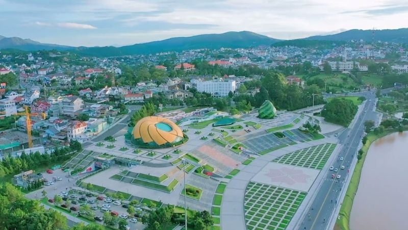 Hình ảnh Đà Lạt: Quảng trường Lâm Viên với khối hoa Dã Quỳ khổng lồ