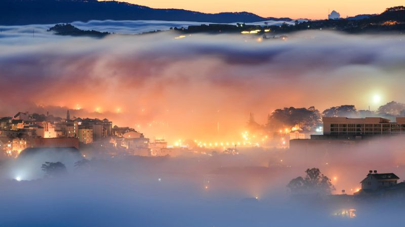 Hình ảnh Đà Lạt sương mù: cảnh đồi núi phủ đầy sương trắng