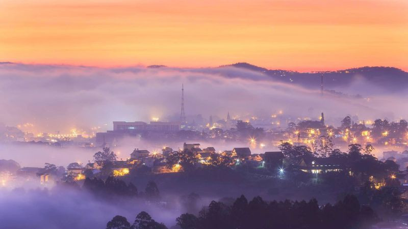 Hình ảnh Đà Lạt sương mù: nhà thờ cổ ẩn hiện trong sương