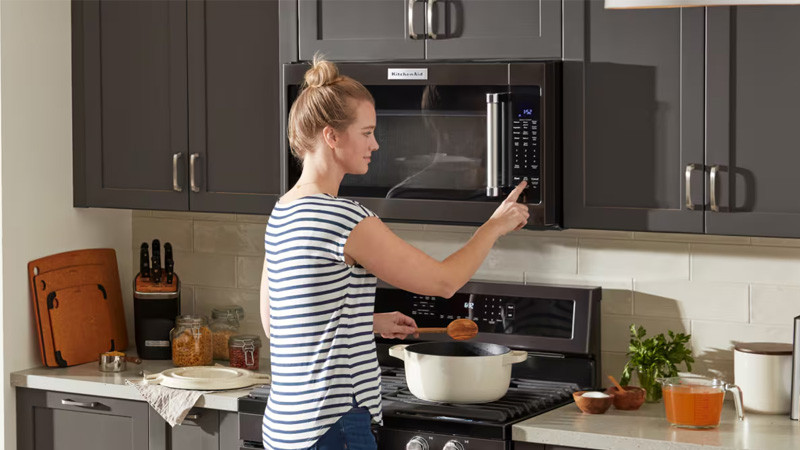 Hình ảnh đại diện cho việc sử dụng năng lượng hiệu quả với lò vi sóng, minh chứng cho lợi ích tiết kiệm điện