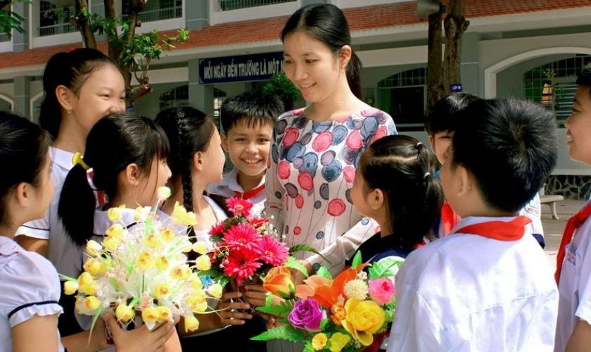 Hình ảnh dễ thương giữa cô và trò