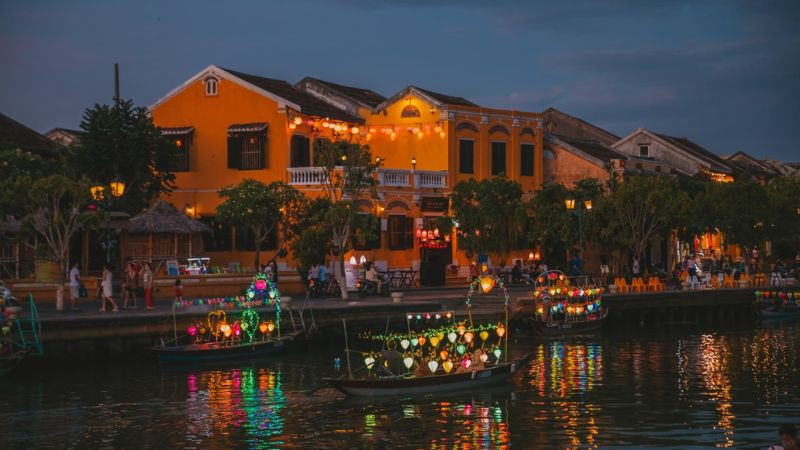 Hình ảnh đèn lồng rực rỡ phản chiếu trên sông Hoài, Hội An đêm