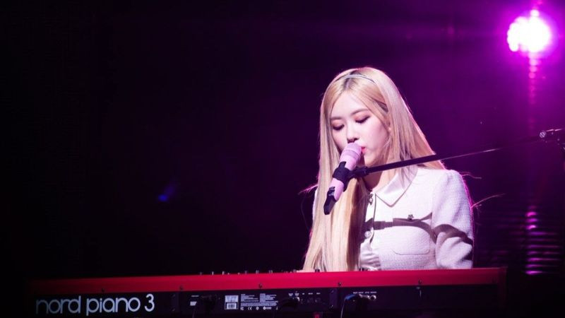 Hình ảnh đẹp Rose: Rose tỏa sáng với nụ cười tươi.