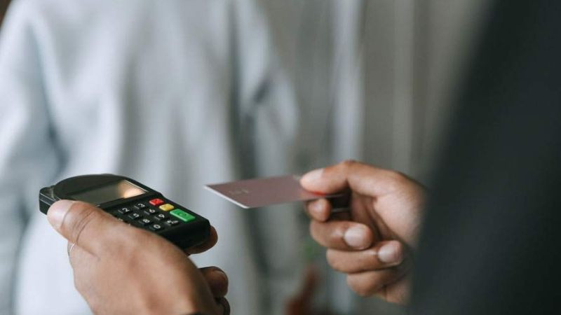 Hình ảnh điện thoại hiển thị tin nhắn mã OTP và biểu tượng khóa bảo mật, minh họa phương pháp xác thực giao dịch qua OTP giúp tăng cường an toàn cho thẻ.