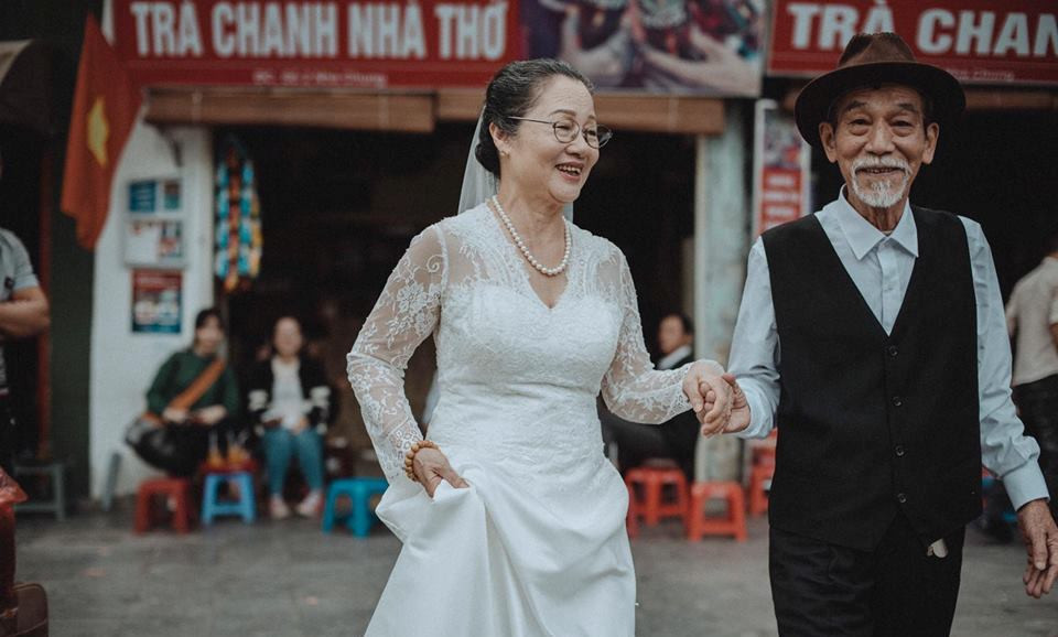 Hình ảnh đôi vợ chồng cao tuổi trong ngày kỷ niệm hôn nhân