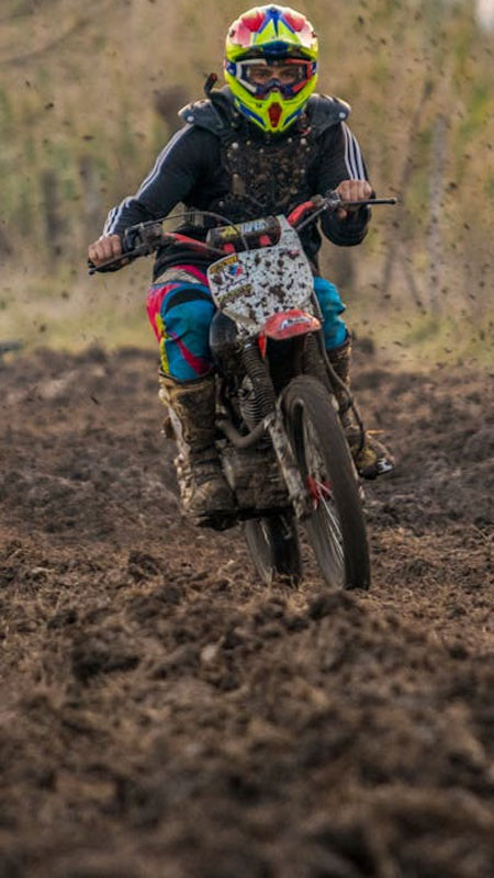 Hình ảnh đuôi xe máy đua bứt tốc trên đường pitch