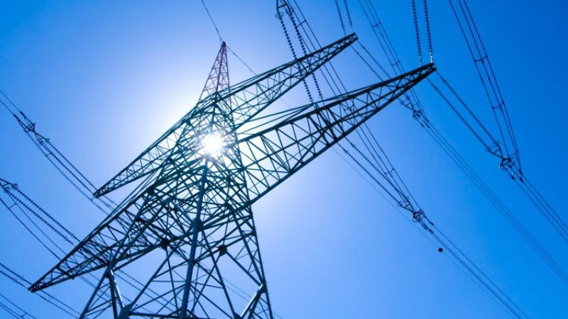 Hình ảnh đường dây tải điện cao thế, một phần của cơ sở hạ tầng điện quốc gia hoạt động ở tần số 50Hz tại Việt Nam