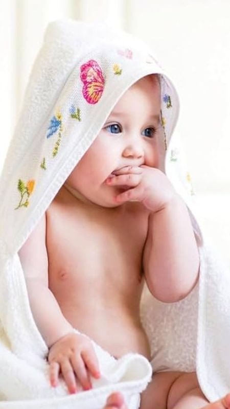 Hình ảnh em bé biểu cảm buồn cười