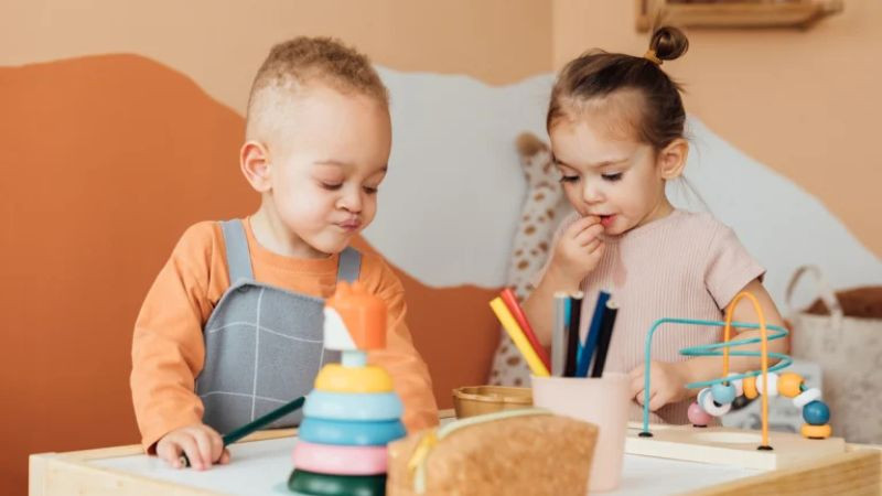 Hình ảnh em bé đang chơi xếp hình