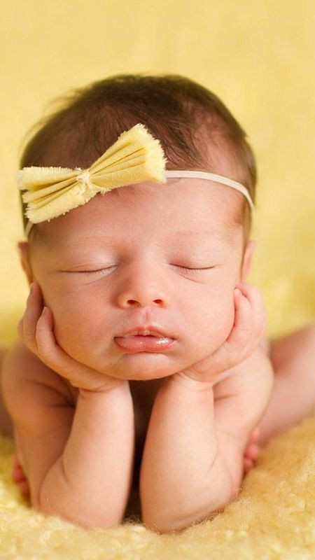 Hình ảnh em bé đang say ngủ trên giường