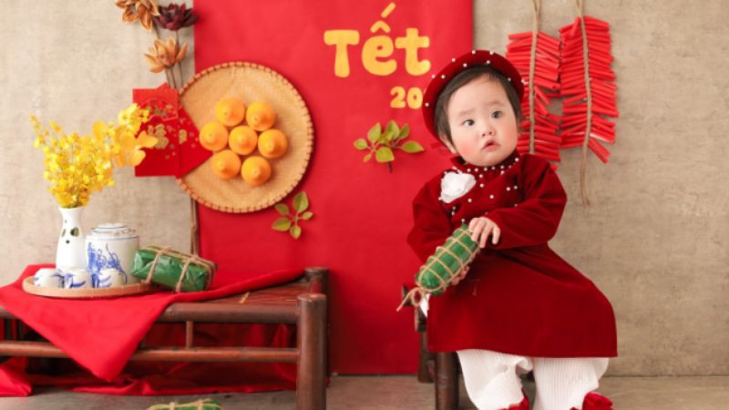 Hình ảnh em bé đáng yêu trong trang phục lễ hội