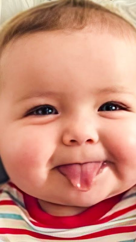 Hình ảnh em bé dễ thương với biểu cảm ngạc nhiên