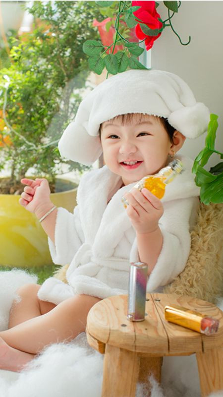 Hình ảnh em bé giữa vườn hoa vàng rực rỡ