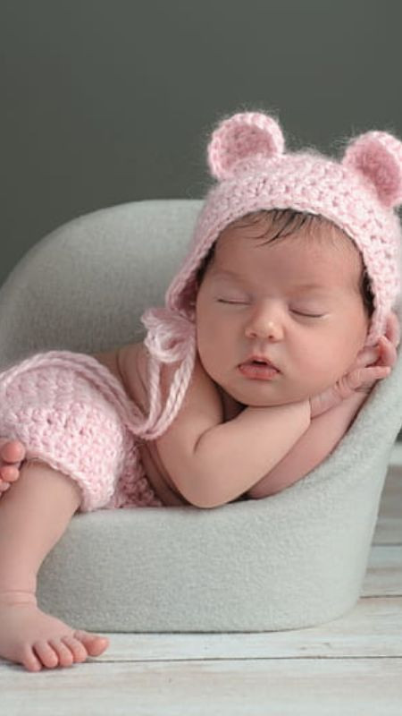 Hình ảnh em bé ngủ say trong chăn ấm