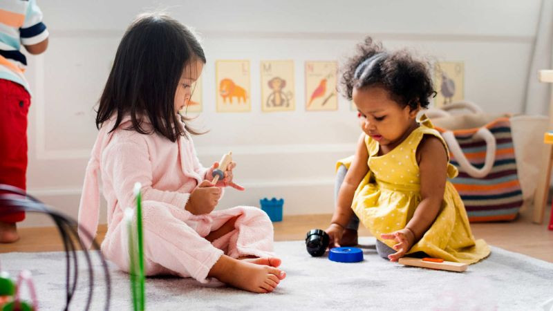 Hình ảnh em bé tập đi