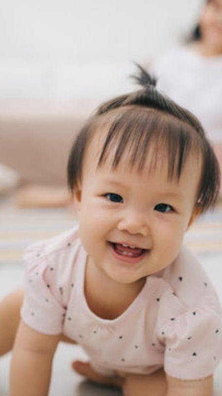 Hình ảnh em bé với biểu cảm tò mò