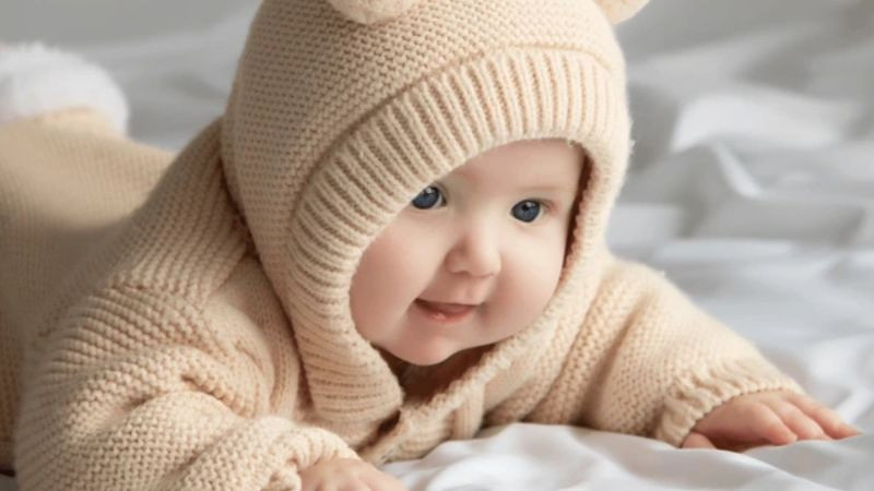 Hình ảnh em bé với đôi mắt to tròn chất lượng 4K