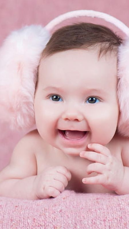 Hình ảnh em bé với khuôn mặt suy tư ngộ nghĩnh