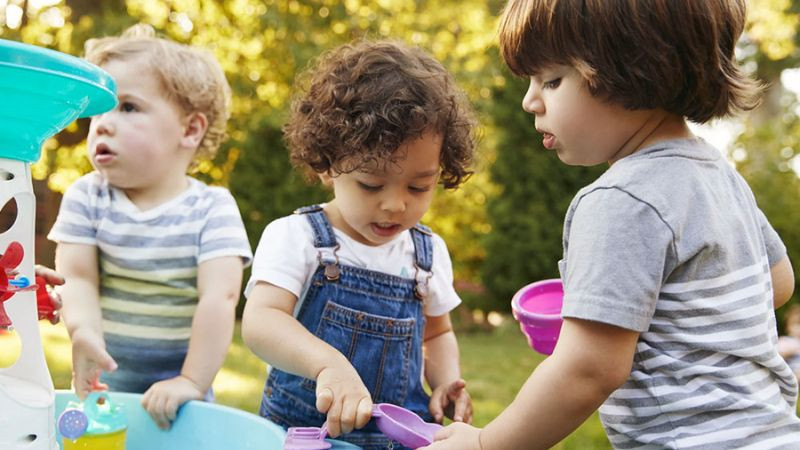 Hình ảnh em bé vui đùa trên sân cỏ