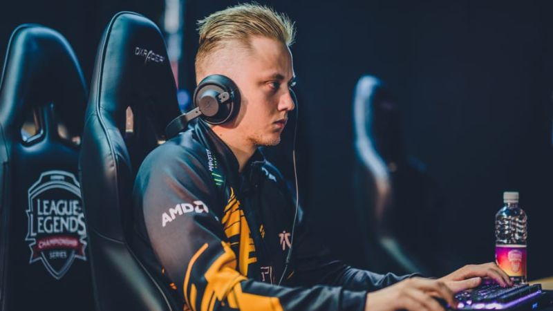 Hình ảnh game thủ hardcore thảo luận và chia sẻ kinh nghiệm trong cộng đồng